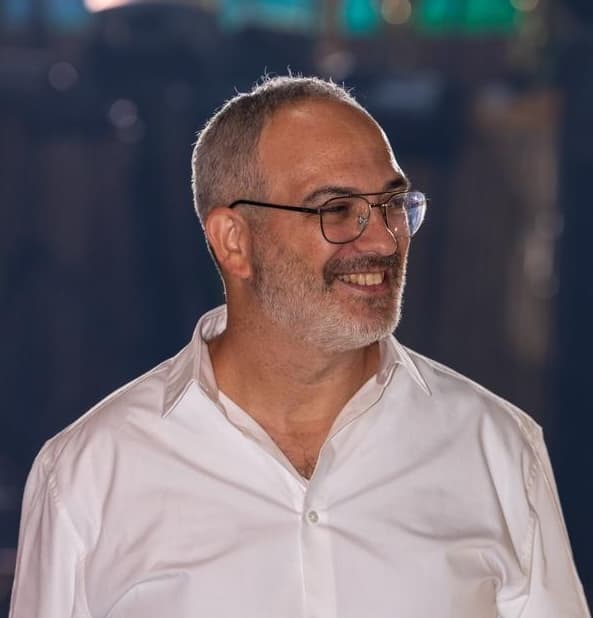 תמונת פורטרט של עמוס נשר